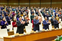 Генеральный секретарь То Лам вместе с руководителями и бывшими руководителями партии и государства, депутатами принимает участие в в заключительном заседании. (Фото: ВИА)