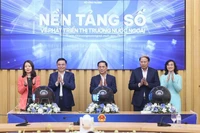 Заместитель Премьер-министра Буй Тхань Шон вместе с делегатами принимает участие в церемонии запуска. (Фото: ВИА)