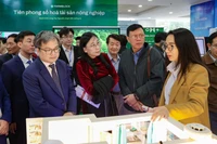 Руководители города Ханоя осматривают Технологическую биржу. (Фото: ВИА)