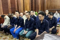 Обвиняемые в зале суда. Фото: congan.com.vn