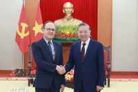 Генеральный секретарь ЦК КПВ То Лам принимает Посла России во Вьетнаме Геннадия Бездетко. (Фото: ВИА)