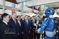 Генеральный секретарь ЦК КПВ То Лам осматривает выставку достижений в области развития науки, технологий, инноваций и цифровой трансформации Правительства. (Фото: ВИА)