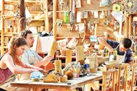 Туристы самостоятельно изготавливают сувениры из бамбука в одном из ремесленных предприятий в Дананге. (Фото: nhandan.vn)