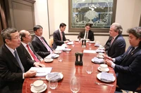 Секретарь Ханойского городского партийного комитета Нгуен Зюи Нгок проводит рабочую встречу с корпорацией Rosen Partners 19 февраля 2026 года. (Фото: ВИА)