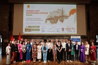 гуен Изеншмид (в розовом традиционном вьетнамском костюме аозай) во время одного из мероприятий SVEF в Швейцарии. (Фото: ВИА)