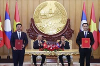 Генеральный секретарь То Лам и Генеральный секретарь, Президент Лаоса Тхонглун Сисулит присутствуют на церемонии передачи Меморандума о взаимопонимании между Министерством промышленности и торговли Вьетнама и Министерством промышленности и торговли Лаоса о развитии промышленной цепочки связей между Вьетнамом и Лаосом. (Фото: ВИА)