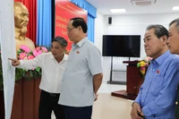 Заместитель Председателя Национального собрания Чан Куанг Фыонг проверяет карту избирательных участков на территории города Кантхо. (Фото: ВИА)