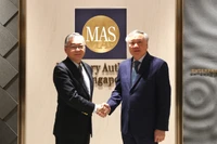 Постоянный заместитель премьер-министра Нгуен Хоа Бинь проводит встречу с заместителем премьер-министра, министром торговли и промышленности, а также председателем Денежно-кредитного управления Сингапура (MAS) Ган Ким Ёном. (Фото: ВИА)