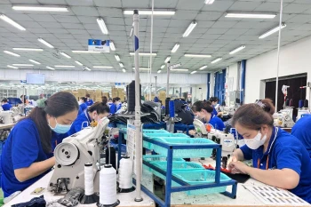  Рабочие компании Tri-Viet International Co., Ltd., 100% японской компании, расположенной в промышленном парке Tra Noc II, город Кантхо (Фото: qdnd.vn). 
