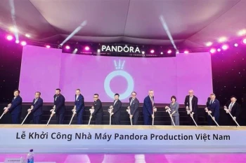 На церемонии закладки первого камня ювелирного завода Pandora Production Vietnam во Вьетнамо-Сингапурском индустриальном парке III (VSIP III) в городе Тануйен южной провинции Биньзыонг 16 мая. (Фото: ВИA)