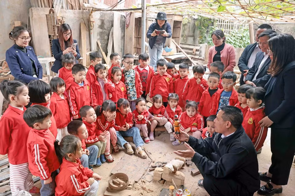 Деревня водных кукол Даотхук стала достопримечательностью для многих туристов, в том числе студентов. (Фото: ВИА)