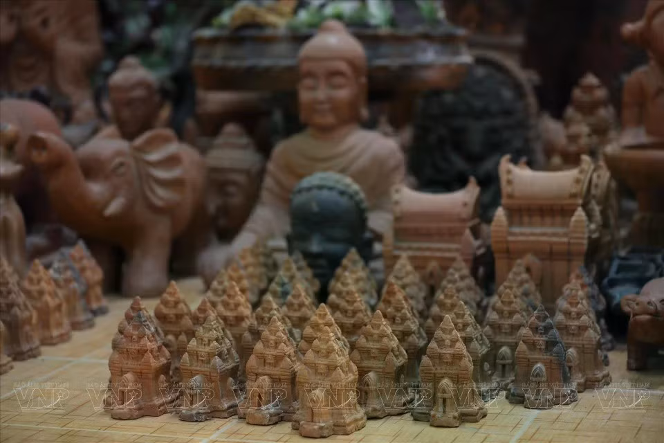 Баучук - это не просто гончарная деревня, это живое культурное наследие, сохраняющее традиционные ценности в условиях современных перемен. Каждое гончарное изделие - это произведение искусства, отражающее самобытность и богатое культурное наследие народности Чам. (Фото: ВИА)