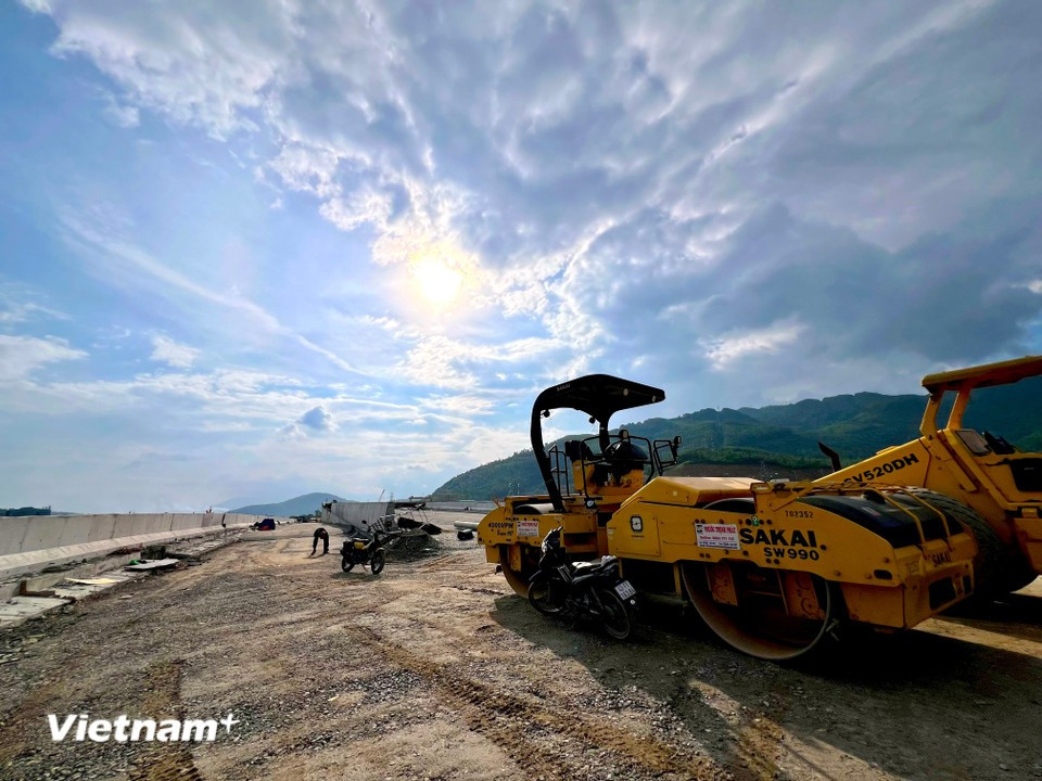 Дорожное покрытие активно асфальтируется: трасса рассчитана на шесть полос движения общей шириной 30 м. На фото — рабочие в приподнятом настроении готовятся завершить рабочую смену. (Фото: Vietnam+)