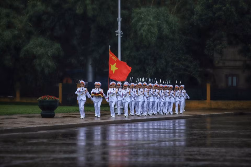 Траурный флаг поднят в память о бывшем Президенте Чан Дык Лыонге на площади Бадинь в Ханое (Фото: ВИA)