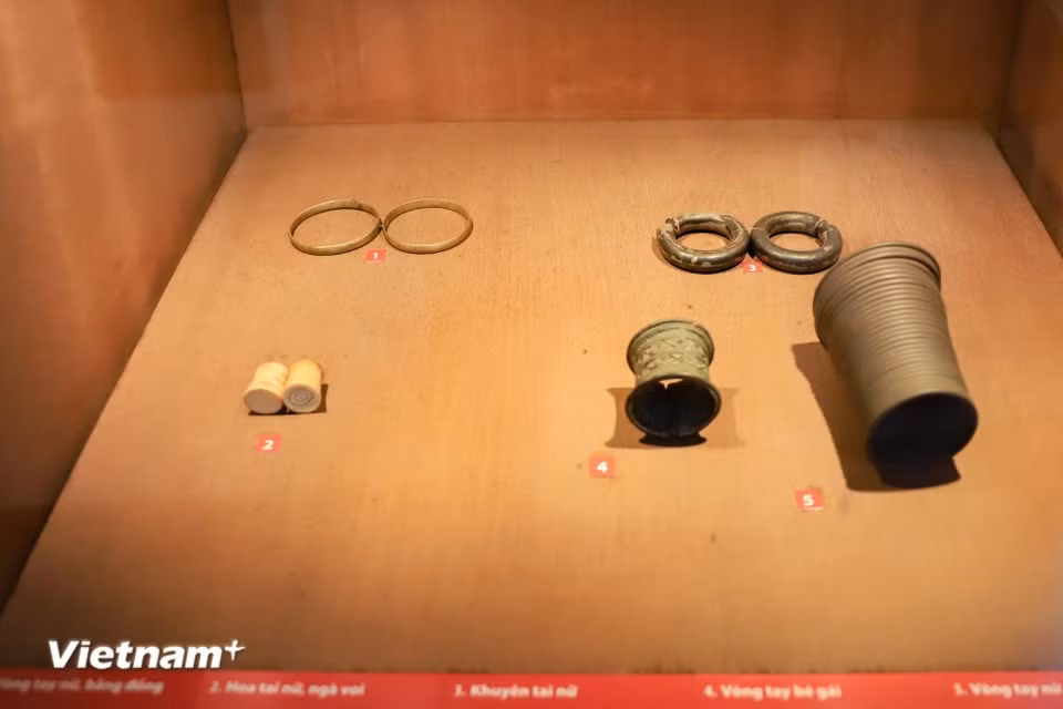 Отдельные образцы женских украшений представлены в музее. Посетители, приходя в Этнографический музей, знакомятся с уникальными образцами народной культуры, отражающими самобытную идентичность каждой народности Вьетнама. (Фото: Хоай Нам / Vietnam+)