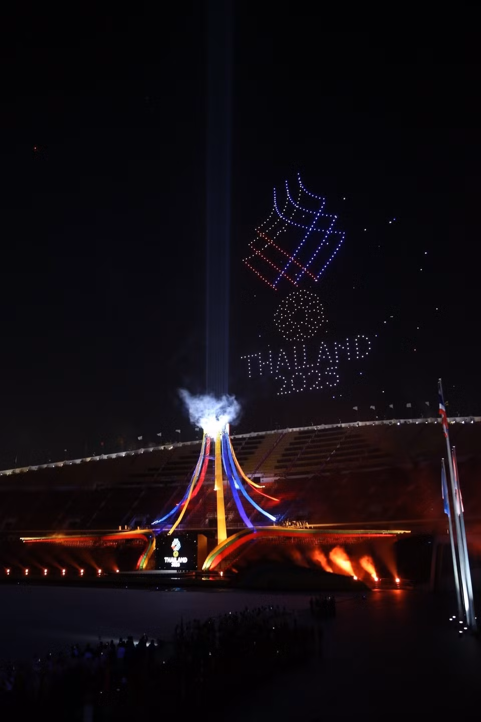 Зажжение факела на церемонии открытия SEA Games 33. Фото: Минь Куиет -специальный корреспондент ВИА в Таиланде.