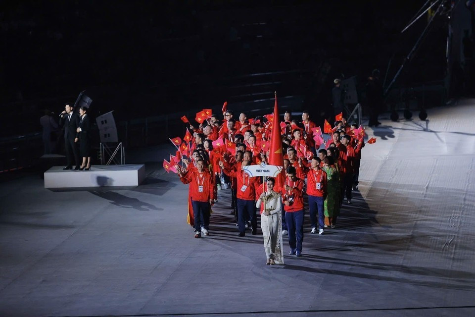 Спортивная делегация Вьетнама на церемонии открытия SEA Games 33. Фото: Минь Куиет - специальный корреспондент ВИА в Таиланде.