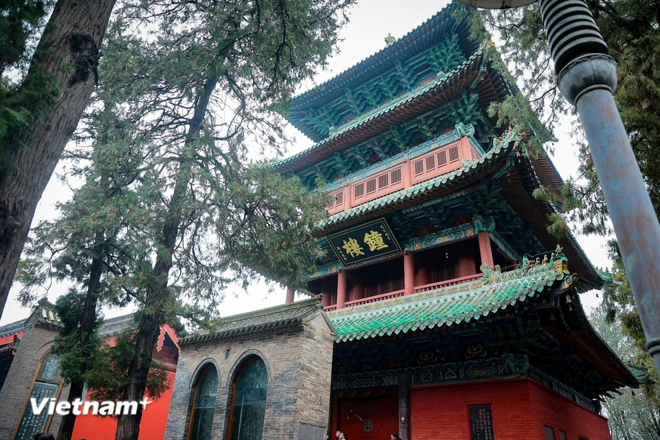 Пройдя через исторические перипетии, Шаолинь неоднократно разрушался. В 1980–1990-е годы он был восстановлен и превратился в крупный туристический, буддийский и боевой центр, привлекающий гостей со всего мира. (Фото: Hoài Nam/Vietnam+)