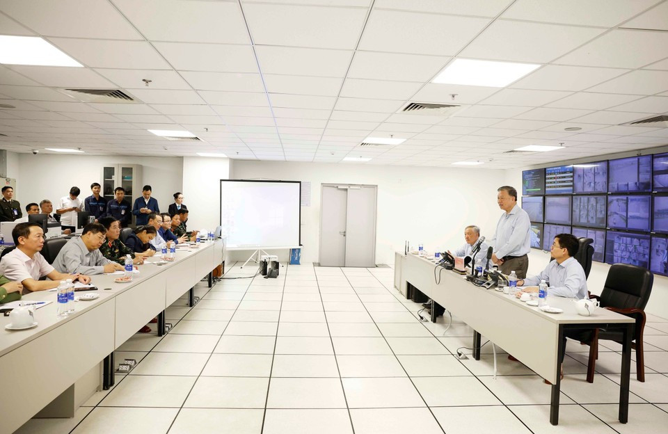 Генеральный секретарь ЦК КПВ То Лам проводит рабочую встречу с властями центрального города Хюэ. (Фото: ВИА)