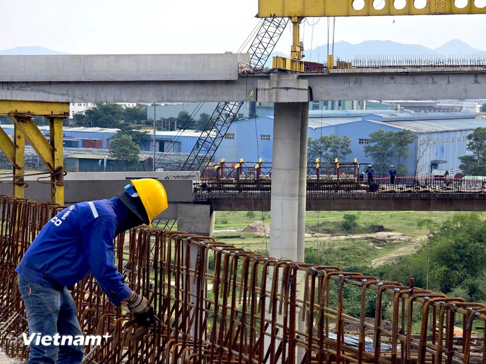 Рабочие, находящиеся на строительной площадке, в ускоренном режиме ведут работы по реализации проекта. (Фото: Vietnam+)