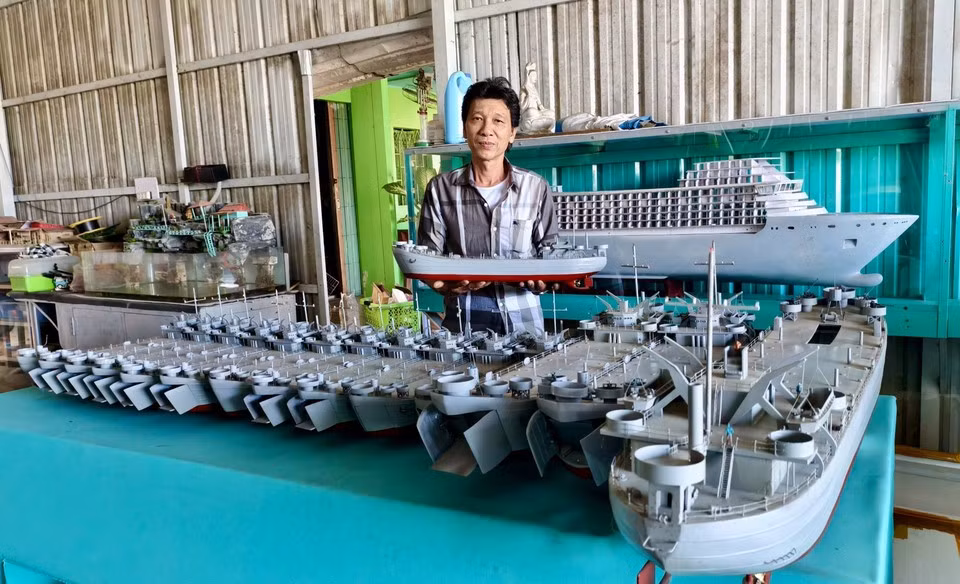 Нгуен Фыонг Де с различными моделями военных кораблей и яхт в ожидании доставки. (Фото: ВИA)
