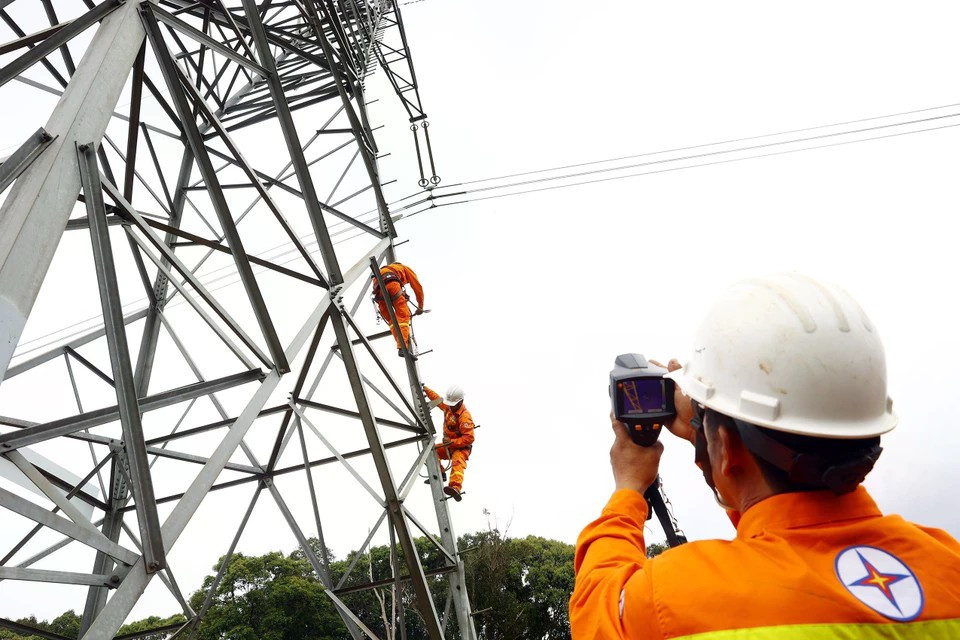 Работник компании Lam Dong Power Transmission использует тепловизионное оборудование для осмотра линий электропередач. (Фото: ВИА)
