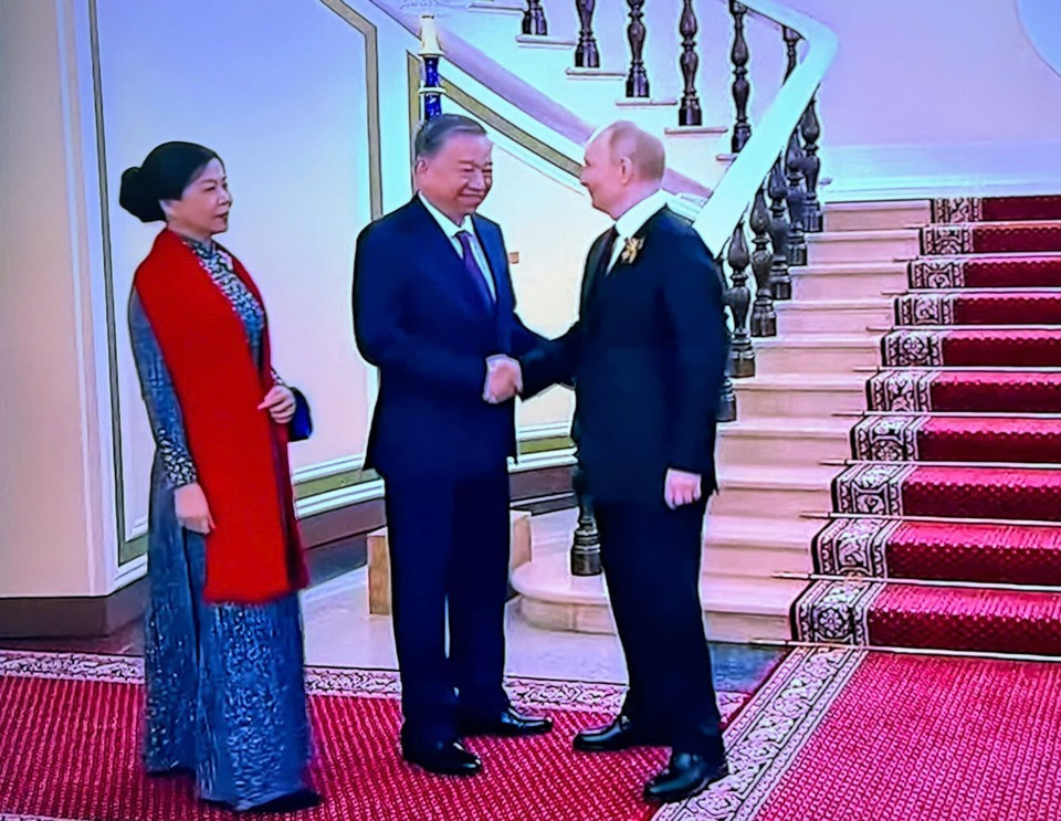 Президент Владимир Путин приветствует Генерального секретаря ЦК КПВ То Лама и его супругу на церемонии. (Фото: скриншот)