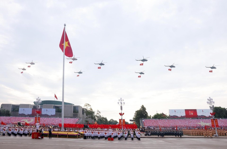 Группа вертолетов Ми-171, Ми-17 и Ми-8 с партийным и государственным флагами пролетает над площадью Бадинь. (Фото: ВИA)