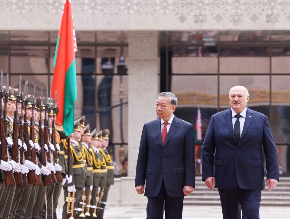 Генеральный секретарь ЦК КПВ То Лам и Президент Александр Лукашенко обходят строй почетного караула. (Фото: ВИA)