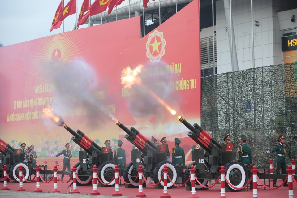 Артиллерийский огонь на стадионе «Мидинь». (Фото: ВИA)