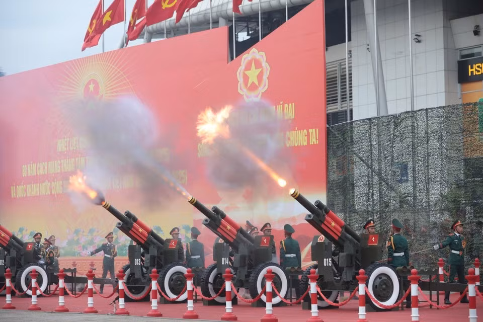 Артиллерийский огонь на стадионе «Мидинь». (Фото: ВИA)