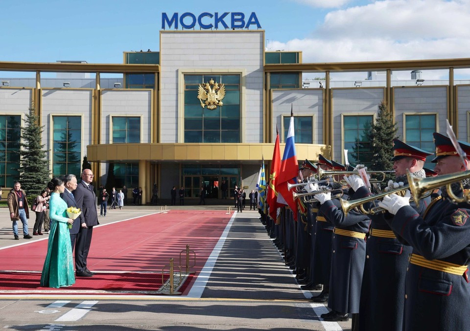 Официальная церемония приветствия Генерального секретаря То Лама и его супруги в аэропорту Внуково 2, Москва. (Фото: ВИA)