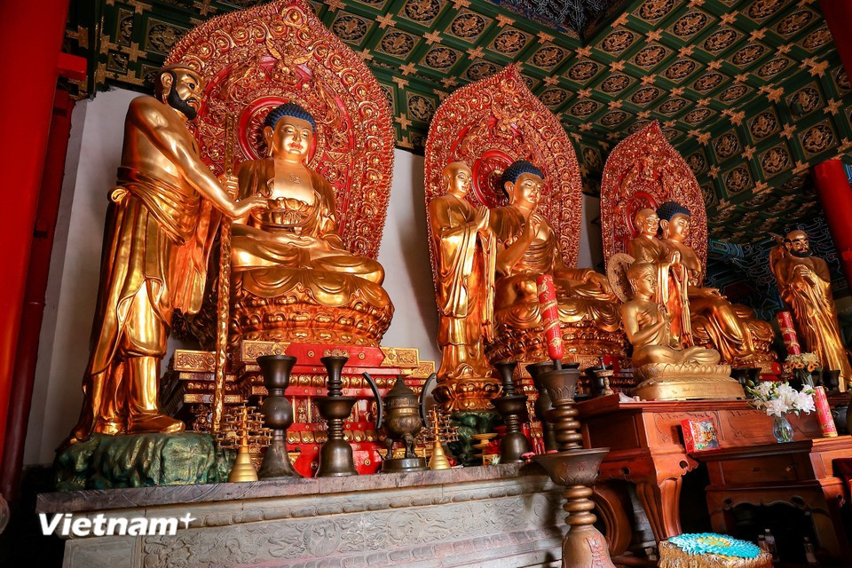 Крупные статуи Будды на территории Шаолиньского монастыря. (Фото: Hoài Nam/Vietnam+)