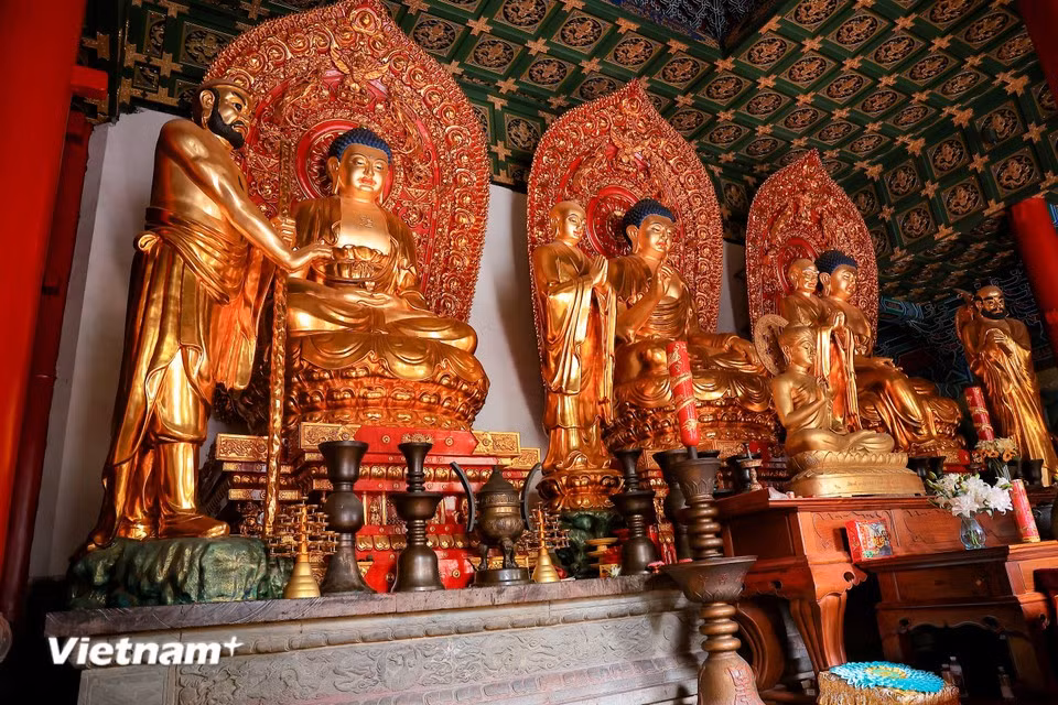 Крупные статуи Будды на территории Шаолиньского монастыря. (Фото: Hoài Nam/Vietnam+)