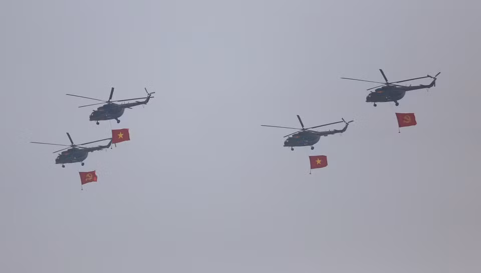 Летая в составе 3-4-3, вертолеты несут как партийный, так и национальный флаги. (Фото: ВИA)