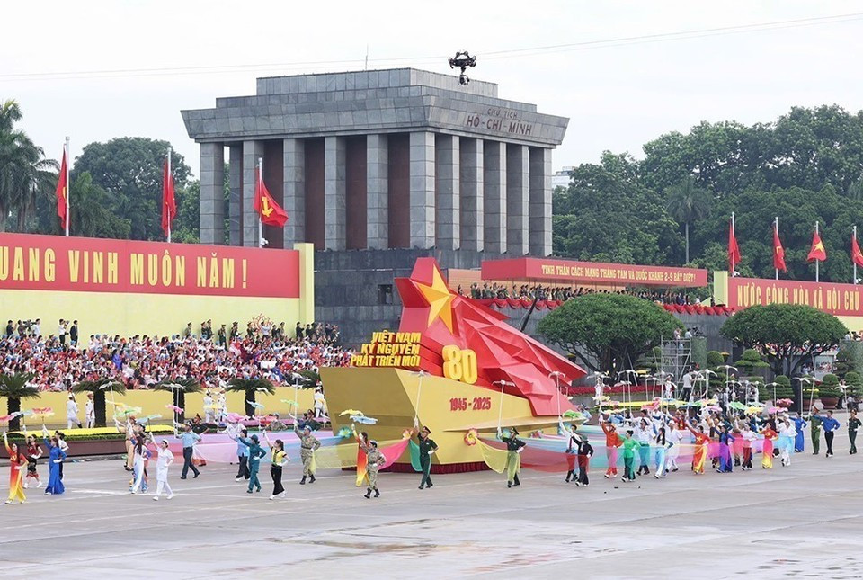 Модель транспортного средства, посвященная 80-й годовщине Августовской революции и Национальному празднику Социалистической Республики Вьетнам. (Фото: ВИA)
