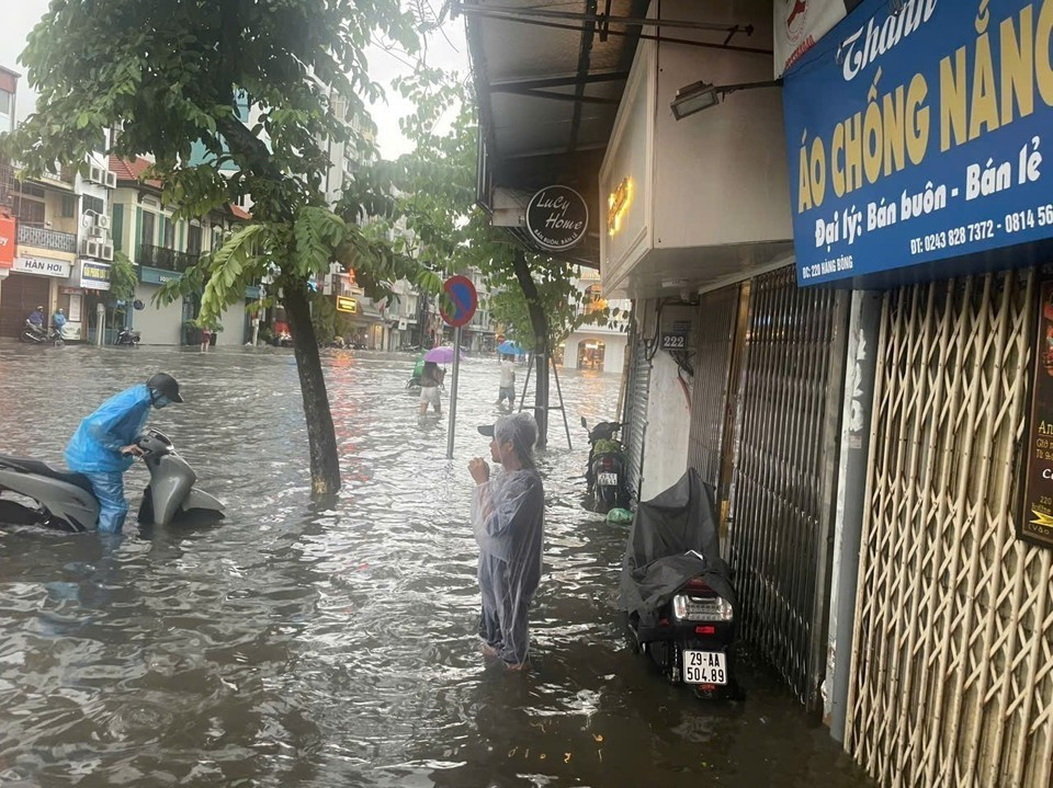 Ливни продолжают затапливать многие улицы Ханоя. | Vietnam+ (VietnamPlus)