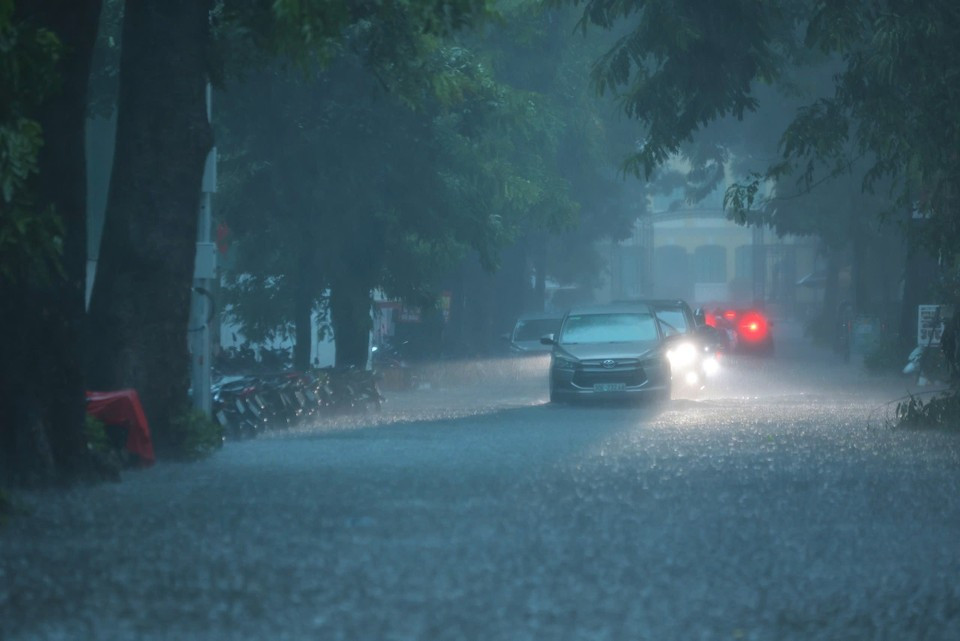 Поднимающаяся вода залила улицу Хайбачынг. (Фото: ВИА)