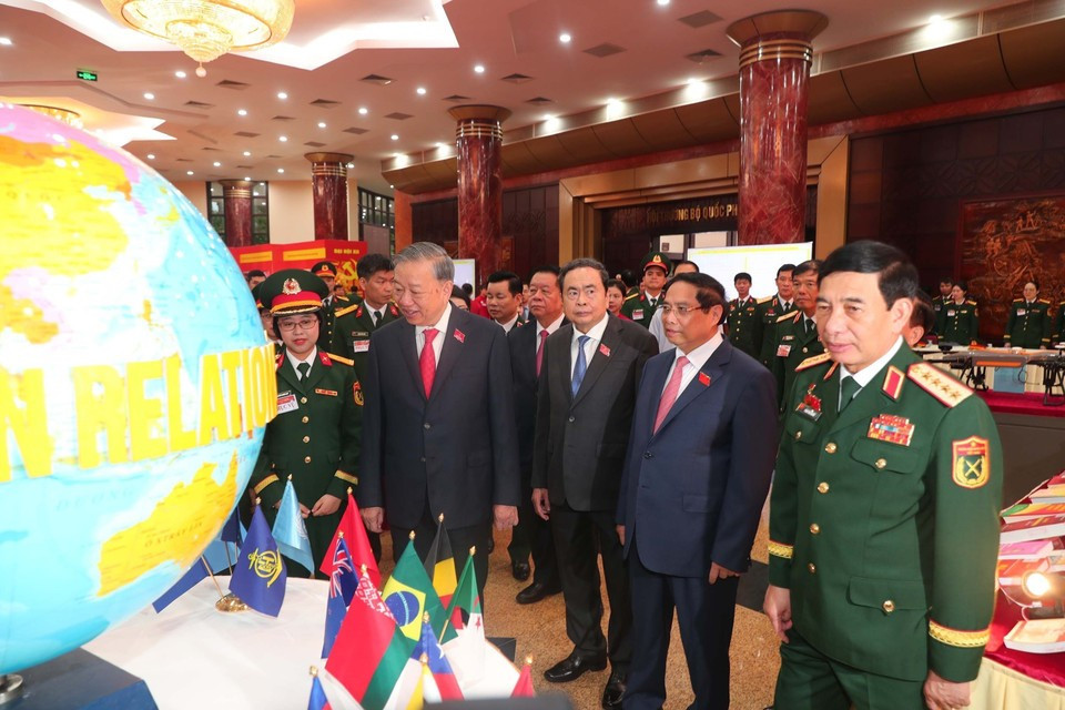 Генеральный секретарь партии То Лам с делегатами съезда. (Фото: ВИA)