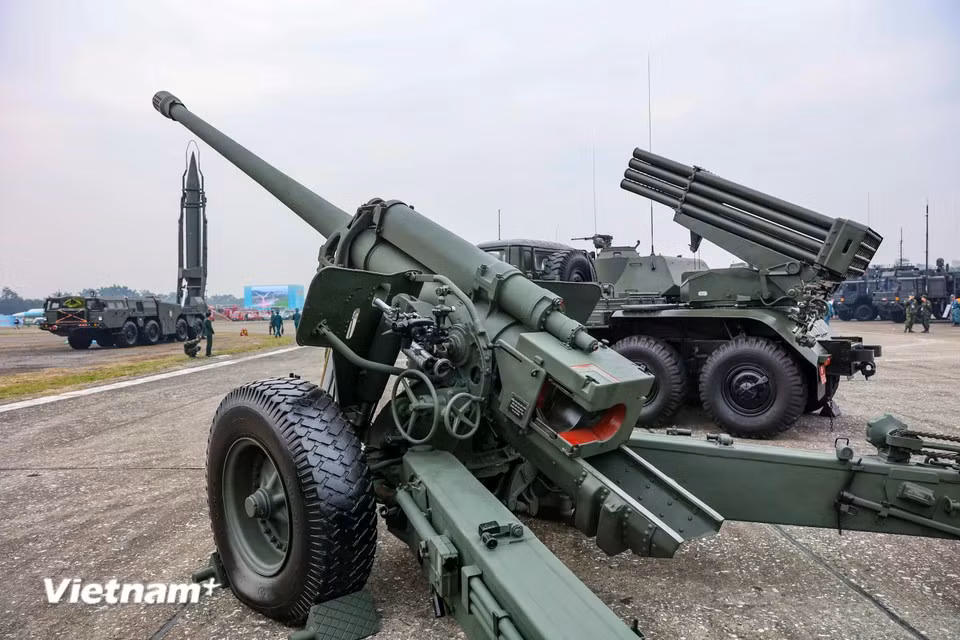 Благодаря большому количеству оружия, технического оснащения и разнообразию его типов, выставка привлекла внимание как партнеров, так и посетителей. (Фото: Хоай Нам / Вьетнам+)