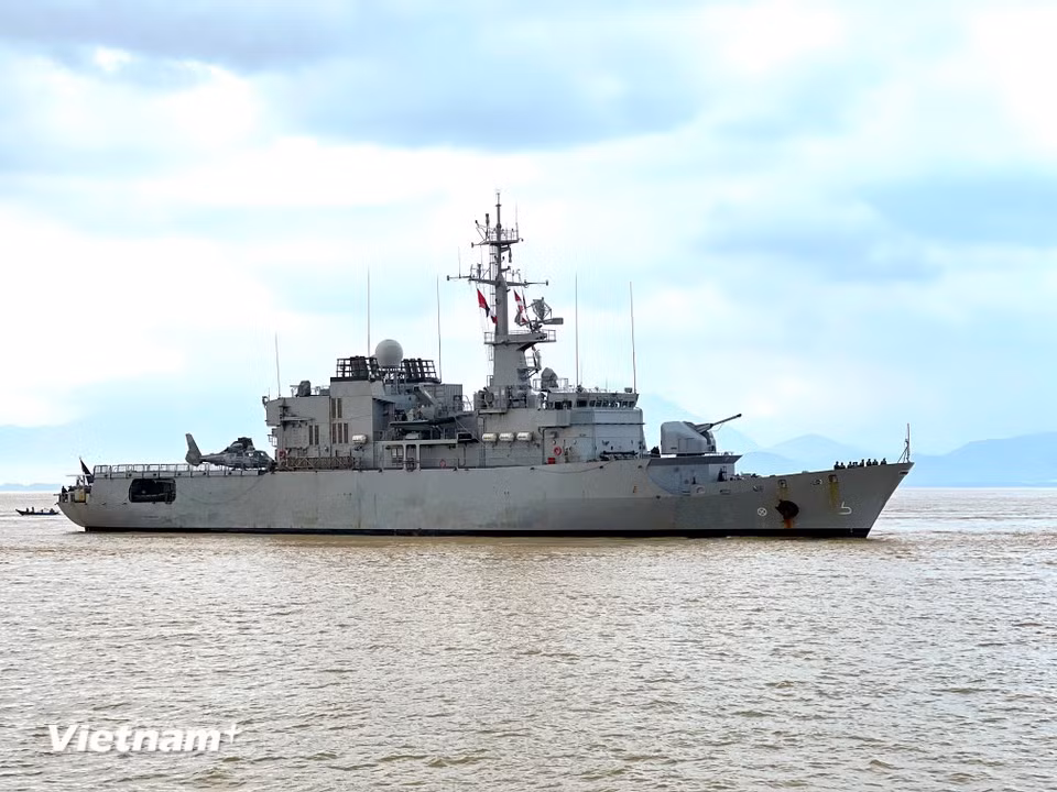 Утром 14 ноября крейсер Prairial Военно-морских сил Франции готовится к заходу в порт, начиная шестидневный визит вежливости в город Дананг. (Фото: Vietnam+)
