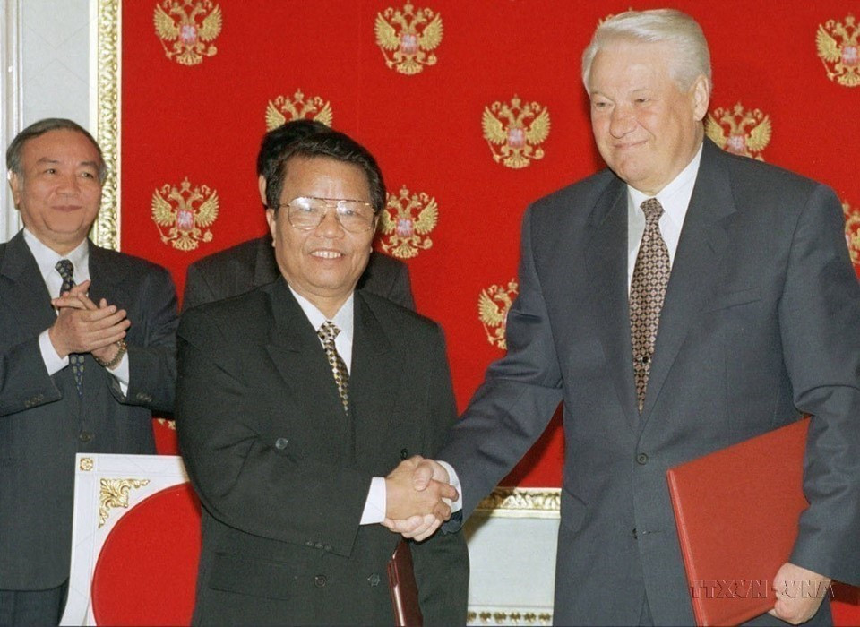 Визит президента Чан Дык Лыонга в Российскую Федерацию в августе 1998 года ознаменовал собой прорыв в двустороннем сотрудничестве. Президент России Борис Ельцин впервые подтвердил, что Россия рассматривает Вьетнам как стратегического партнера в Юго-Восточной Азии. На фото: президент Чан Дык Лыонг пожимает руку президенту России Борису Ельцину (Фото: Архив/ВИA)