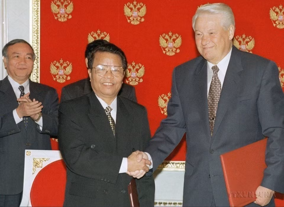 Визит президента Чан Дык Лыонга в Российскую Федерацию в августе 1998 года ознаменовал собой прорыв в двустороннем сотрудничестве. Президент России Борис Ельцин впервые подтвердил, что Россия рассматривает Вьетнам как стратегического партнера в Юго-Восточной Азии. На фото: президент Чан Дык Лыонг пожимает руку президенту России Борису Ельцину (Фото: Архив/ВИA)