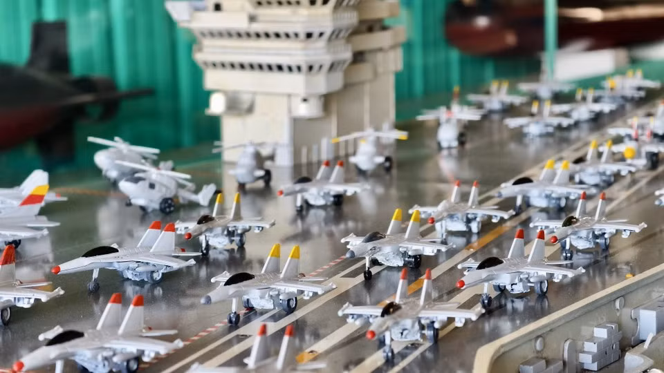 Модели истребителей, установленные на модели авианосца. (Фото: ВИA)