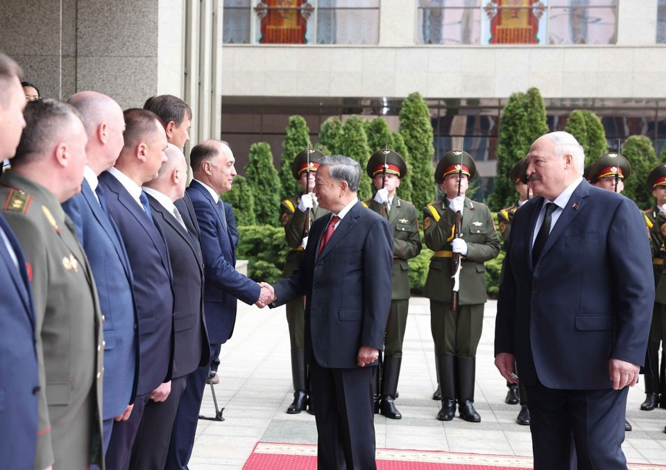 Президент Александр Лукашенко представляет членов белорусской делегации Генеральному секретарю ЦК КПВ То Ламу. (Фото: ВИA)