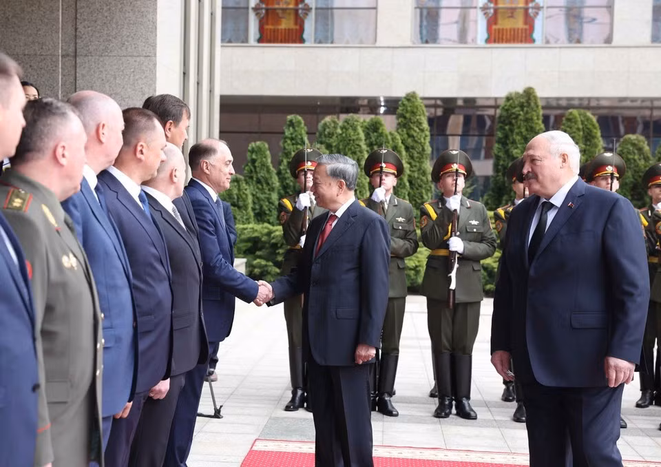 Президент Александр Лукашенко представляет членов белорусской делегации Генеральному секретарю ЦК КПВ То Ламу. (Фото: ВИA)