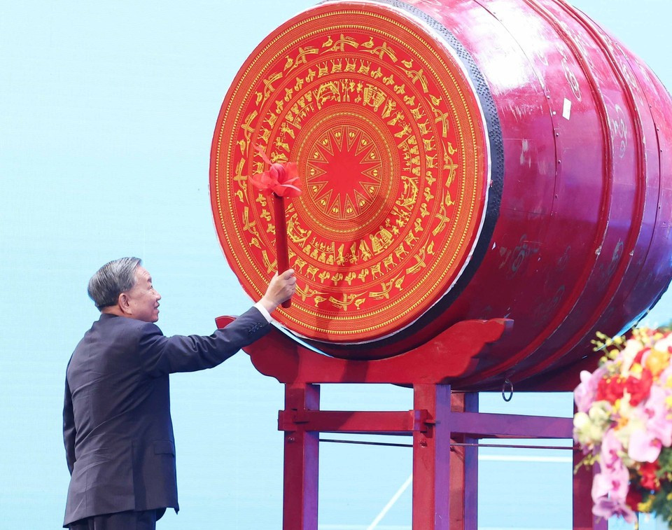 Генеральный секретарь партии То Лам бьёт в барабан, открывая 2025–2026 учебный год. (Фото: ВИA)