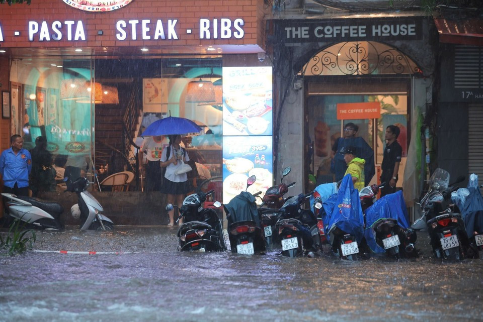 Ливни продолжают затапливать многие улицы Ханоя. | Vietnam+ (VietnamPlus)