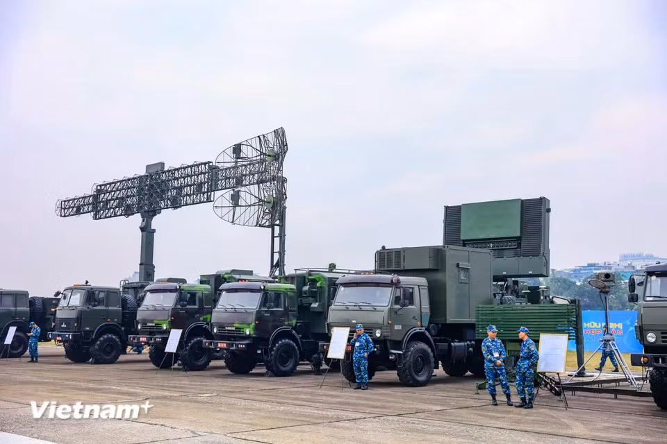 В одном из выставочных павильонов представлены радары, разработанные военной телекоммуникационной группой Viettel, в том числе модели, способные обнаруживать самолеты-невидимки. (Фото: Хоай Нам / Вьетнам+)