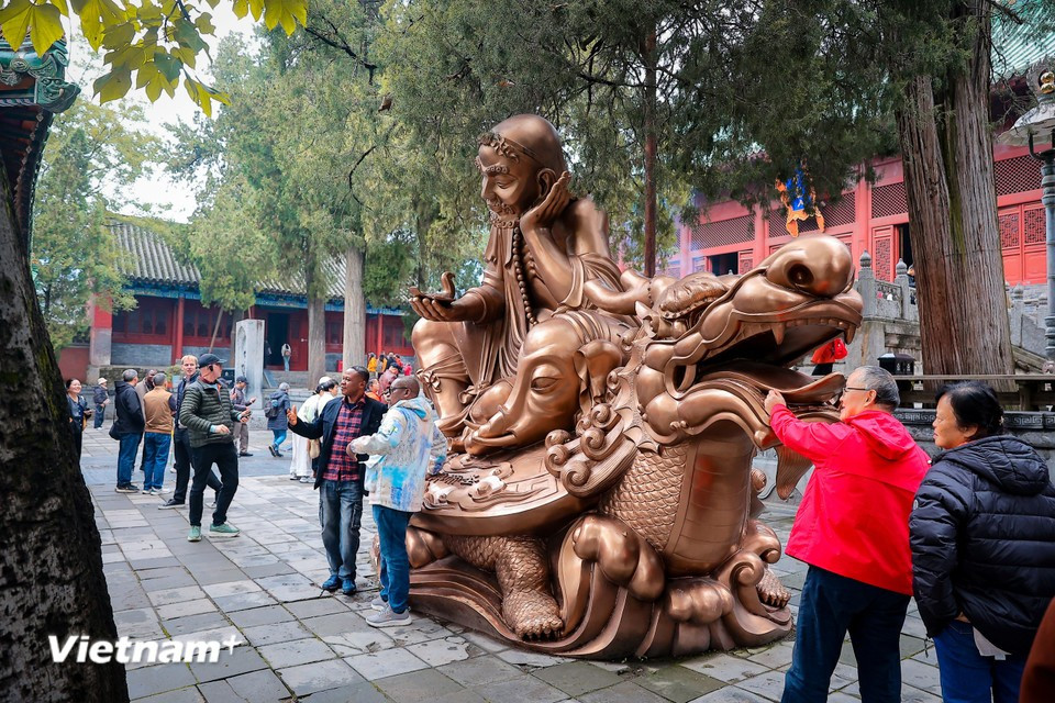 Билет включает посещение всего комплекса: главного храма, Леса пагод (Pagoda Forest), пещеры Бодхидхармы (Damo), деревни Санхуан, а также просмотр показательных выступлений по боевым искусствам в зале ушу. (Фото: Hoài Nam/Vietnam+)